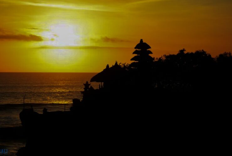 Sunset Point Tanah Lot Bali dengan siluet Pura Tanah Lot saat matahari terbenam