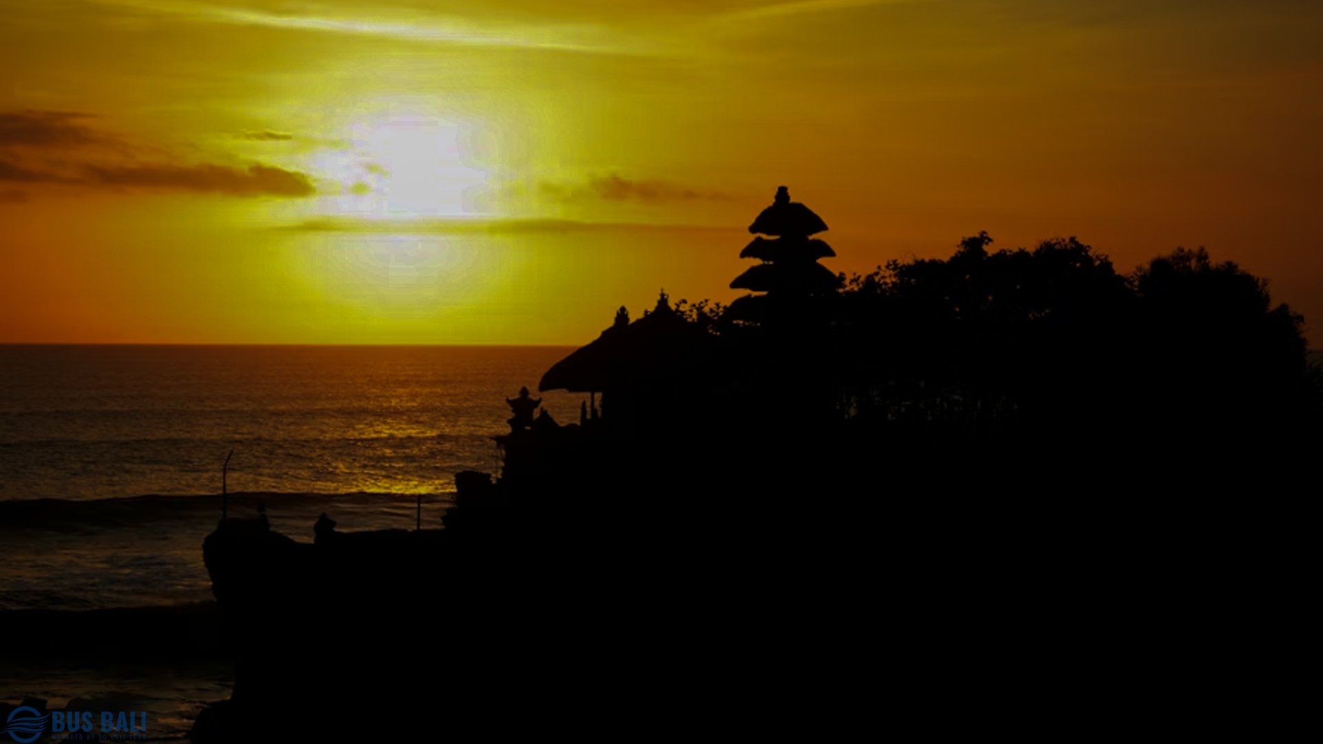 Sunset Point Tanah Lot Bali dengan siluet Pura Tanah Lot saat matahari terbenam